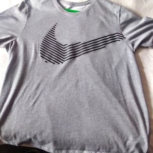 Men's gray Nike Tee